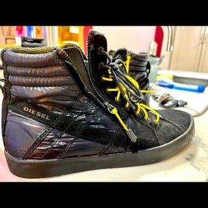 Diesel D-string plus .. wore only twice. No box. Paid $200. Excellent condition